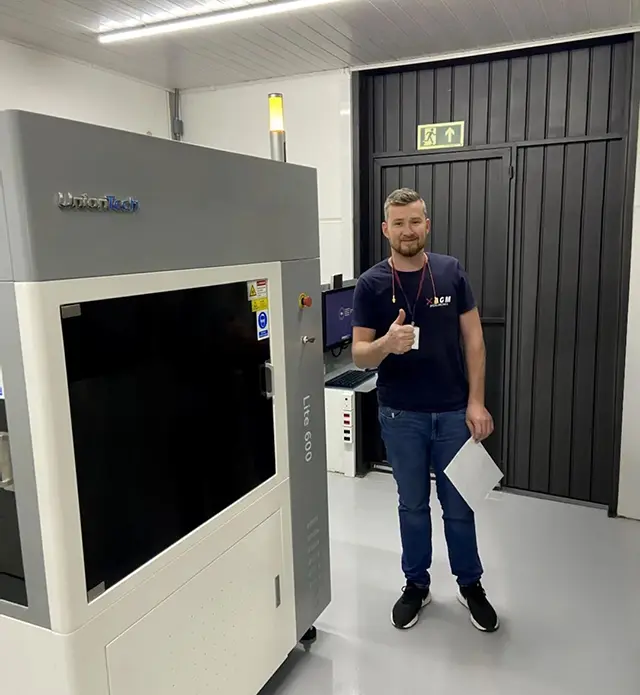 Fernando,_the_person_in_charge_of_Dakota,_took_a_photo_with_the_3D_printer.png.webp Fernando,_the_person_in_charge_of_Dakota,_took_a_photo_with_the_3D_printer.png.webp