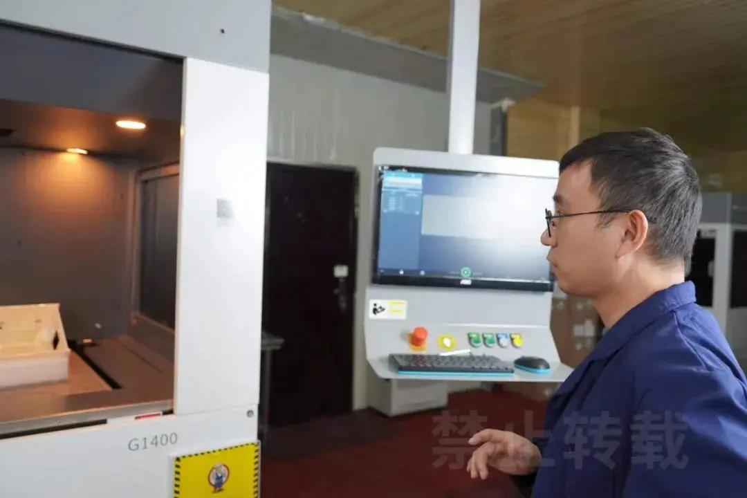 UnionTech after-sales colleague Wang Fei debugging the Luen Thai G1400 3D printer.jpg.webp