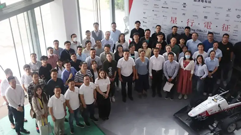 UnionTech_3D_Printing_and_other_sponsors_took_a_photo_with_the_new_DRe21_car.png.webp